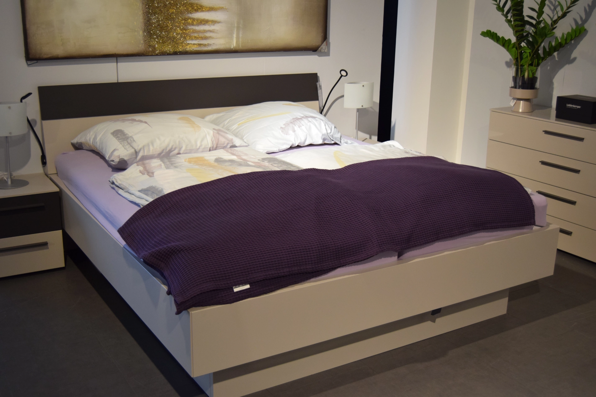 Bett Lyon ohne Lattenrahmen & Matratze