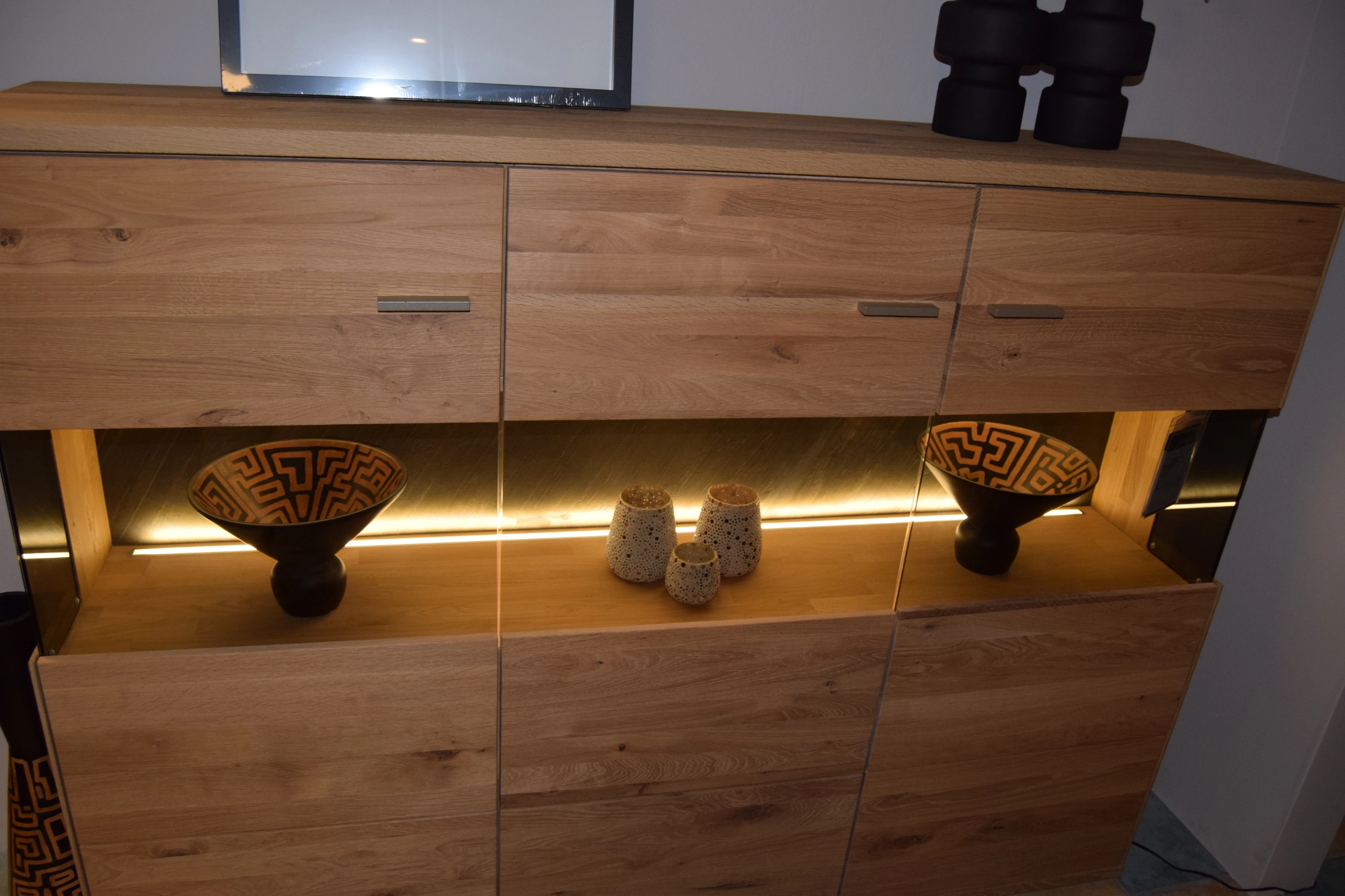 Decker Highboard Dalila – Massivholz mit edel gestalteten Akzenten