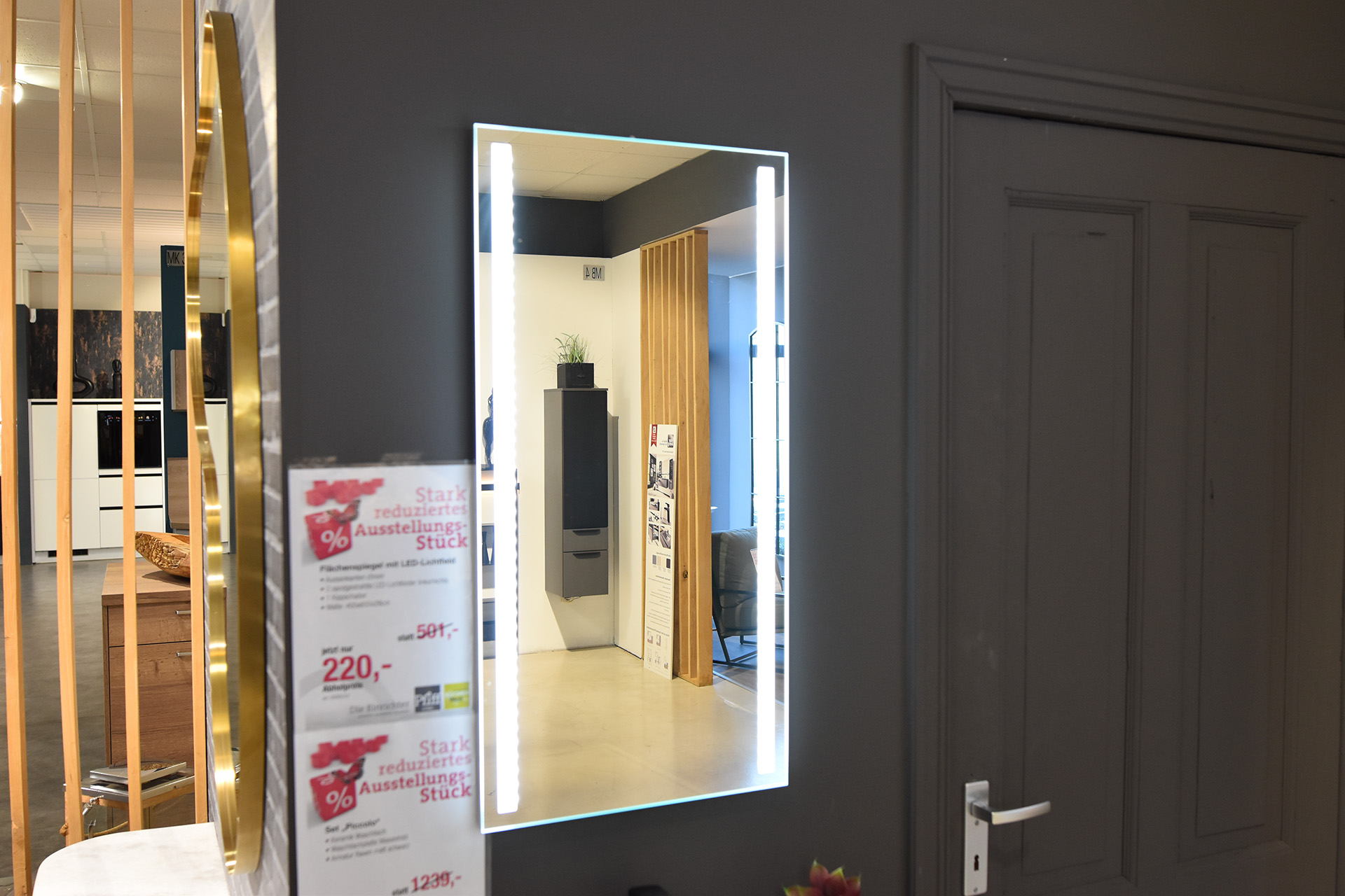 Flächenspiegel mit LED Lichtfeld Flächenspiegel mit LED Lichtfeld